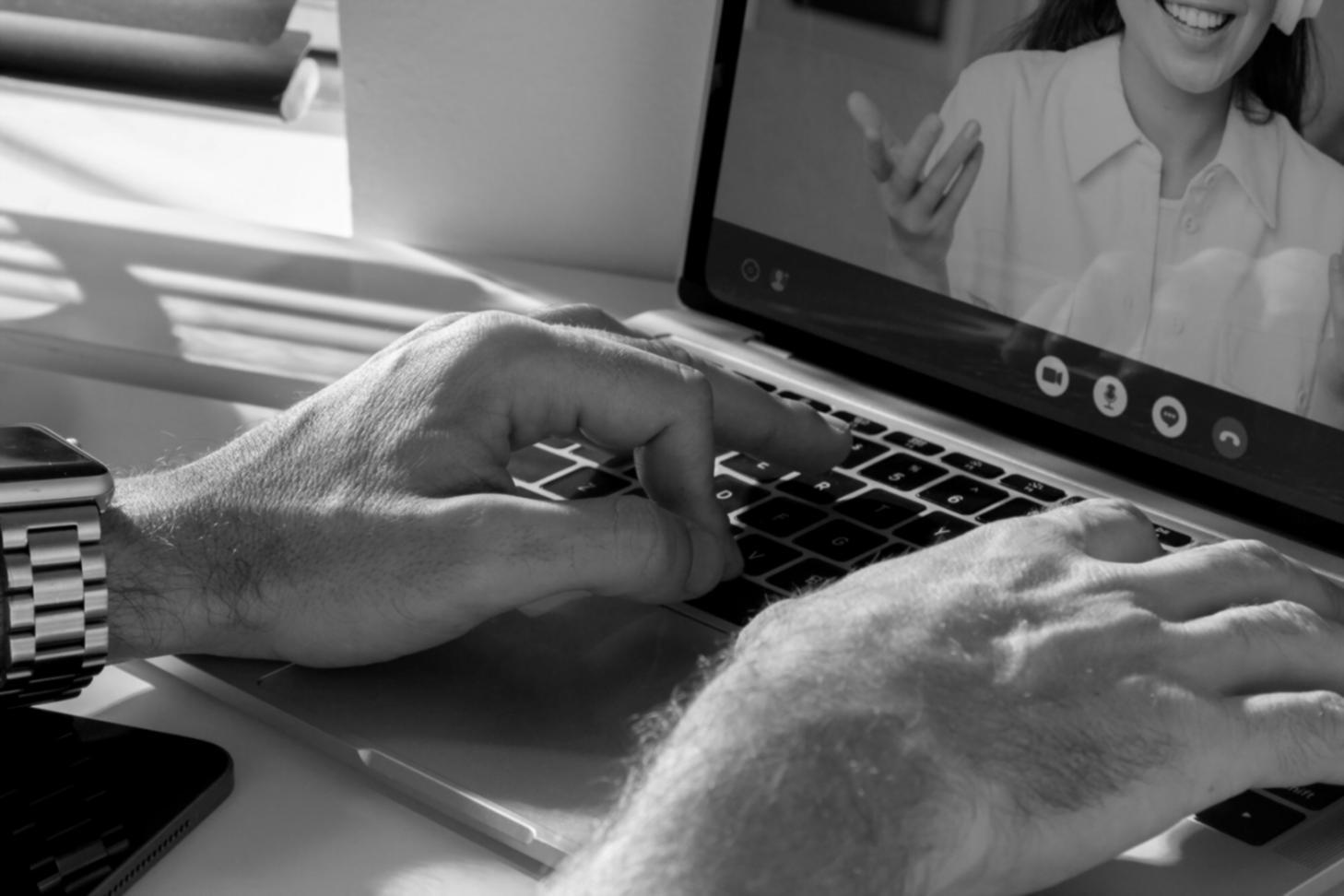 Équipe ponarethulivsa travaillant sur l'éducation financière